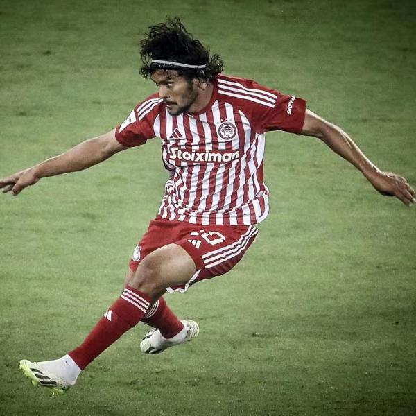 Gustavo Scarpa defendeu o Olympiacos em 2023.(Imagem:Divulgação/ Olympiacos)