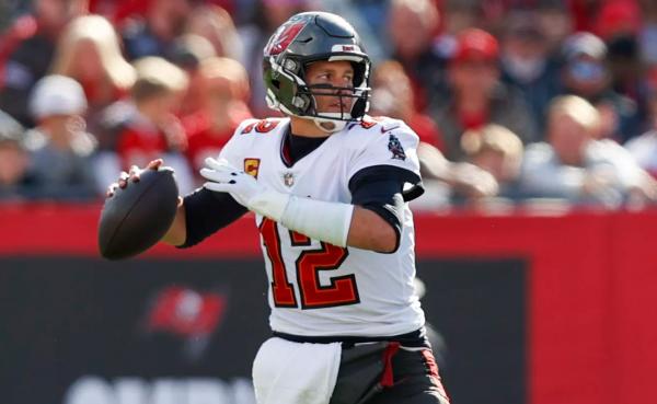 Tom Brady em ação pelo Tampa Bay Buccaneers em partida contra o Los Angeles Rams naquele que havia sido anunciado como o último jogo de sua carreira, em 23 de janeiro de 2022 - até(Imagem: Getty Images)