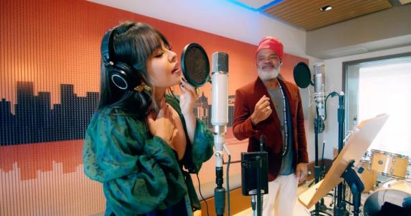 Carlinhos Brown cai na estrada em gravação em espanhol com a colombiana Juliana Velásquez(Imagem:Reprodução)