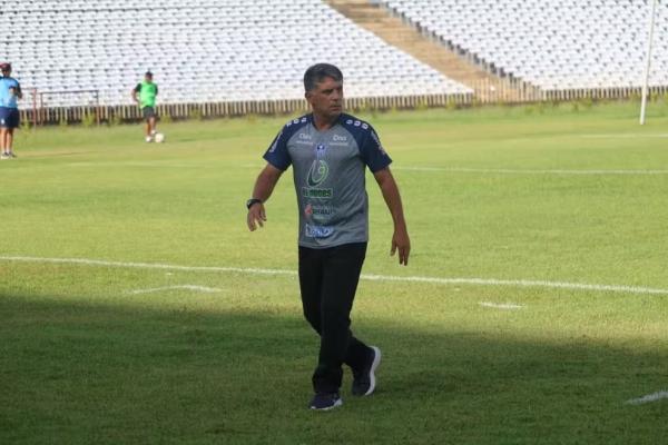 Wallace Lemos, técnico do Oeirense.(Imagem:Wenner Tito)