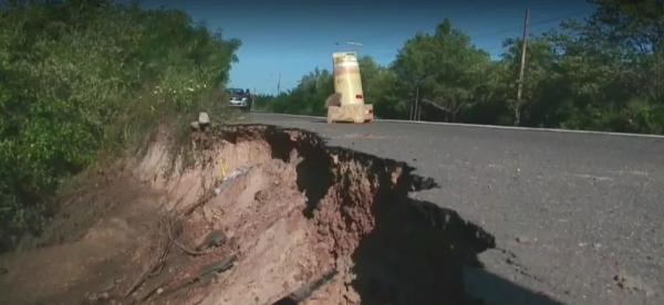 Asfalto cede e parte da pista entre Parnaíba e Luís Correia desaba no litoral no Piauí.(Imagem:Reprodução TV)