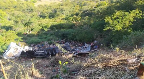 Carreta carregada de óleo tomba na BR-316, em Picos.(Imagem:Divulgação/PRF)
