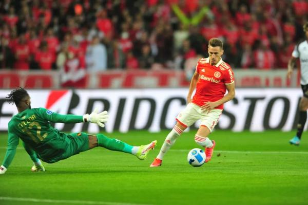 Braian Romero e Cáceda em Inter x Melgar.(Imagem:Ricardo Duarte/Inter)