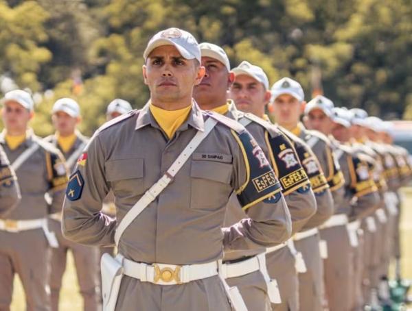 Soldados da Brigada Militar durante formação em 2023.(Imagem:Sd Ribeiro/Divulgação)