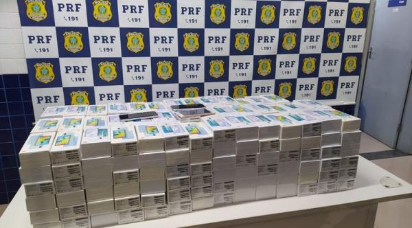 No interior dos veículos, os policiais encontraram caixas com aparelhos celulares de marcas diversas.(Imagem:Divulgação/PRF)