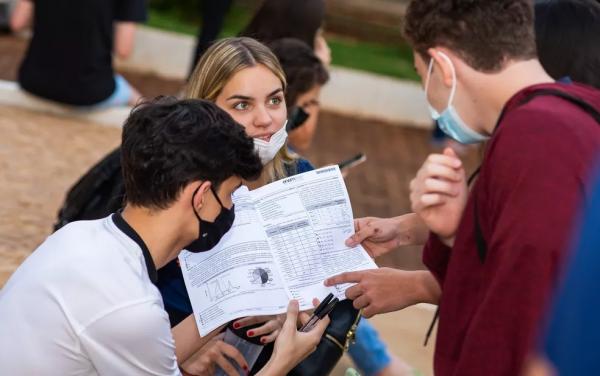 Estudantes se reúnem para debater questões após prova do Enem 2021 em Ribeirão Preto (SP).(Imagem:Érico Andrade/g1)