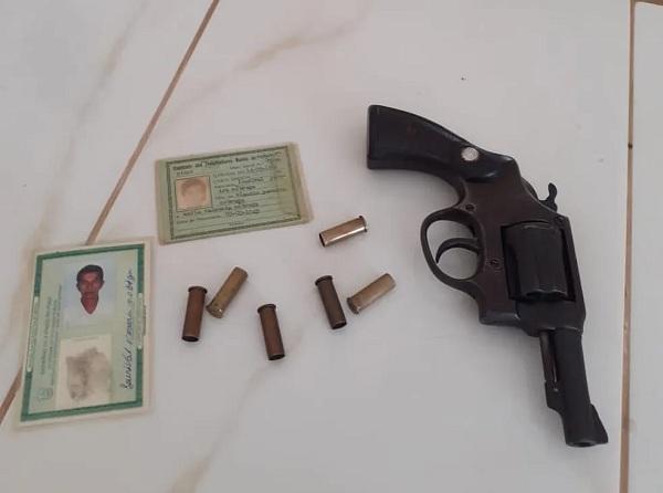Arma apreendida com idoso suspeito de atirar em outro e na nora no Sul do Piauí.(Imagem:Divulgação/PM-PI)