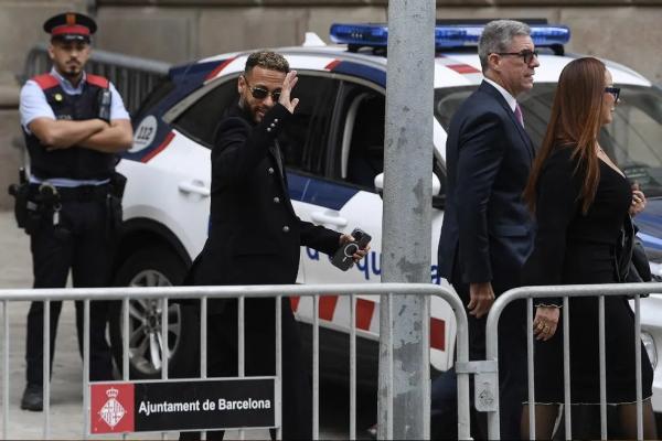  Neymar chega ao tribunal em Barcelona.(Imagem:AFP )