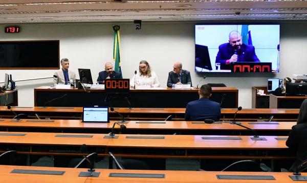 União é a responsável por conceder porte e posse de armas no país.(Imagem:Claudio Reis/Câmara dos Deputados)