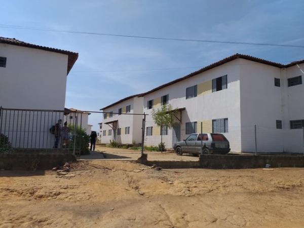 Criança de 2 anos morre com tiro na cabeça enquanto brincava na porta de casa em Teresina.(Imagem:Francisco Lima/TV Clube)