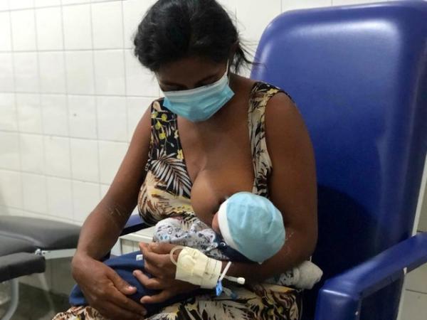 Mãe com quadro de síndrome gripal amamenta bebê em Teresina.(Imagem:Ascom/FMS)