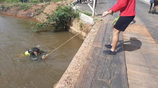 Bombeiros fizeram mais de 40 horas de busca por jovem que caiu em rio após sofrer acidente de moto sobre ponte, em Piripiri.(Imagem:Corpo de Bombeiros)