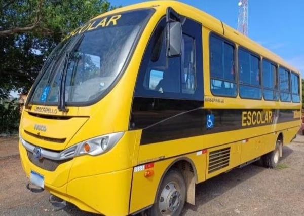 Adolescente é filmado dirigindo ônibus escolar com dezenas de estudantes.(Imagem:PRF-PI)