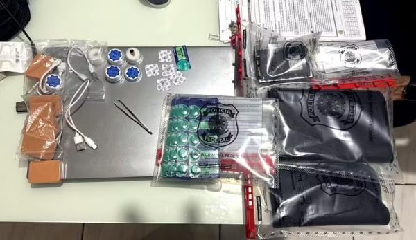 Material apreendido pela PF em ação contra possível fraude em concursos.(Imagem:PF/Reprodução)