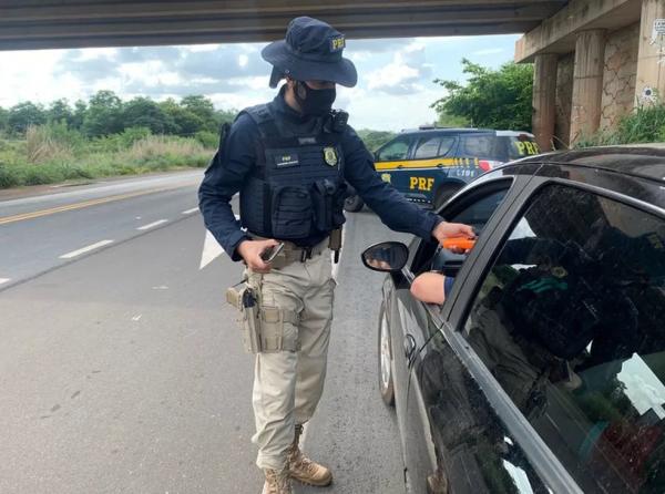 Polícia Rodoviária Federal no Piauí (PRF-PI) realiza fiscalização com teste de etilômetro.(Imagem:Divulgação/PRF-PI)
