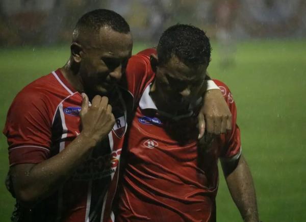 Júnior Mandacaru, atacante do River-PI, deixa o campo chorando.(Imagem:Pablo Cavalcante/ge)