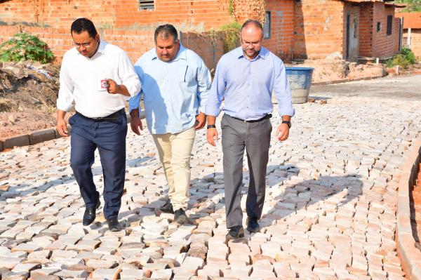 Vereadores acompanham prefeito Antônio Reis em visita a obras de calçamento (Imagem:CMF)