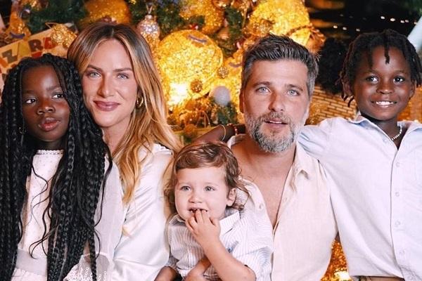 Giovanna Ewbank, Bruno Gagliasso e os três filhos do casal: Titi, Bless e Zyan(Imagem:Reprodução/Instagram)