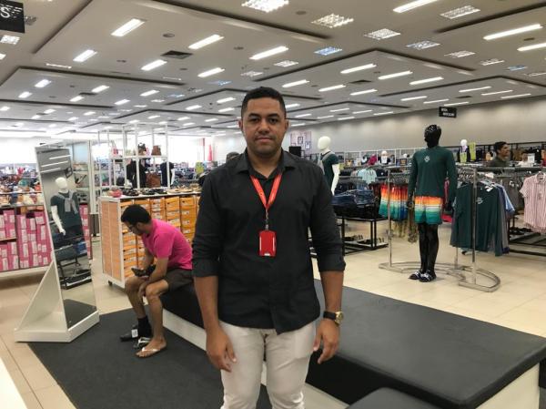 Jhoney Monteiro, chefe do setor de calçados do Armazém Paraíba.(Imagem:FlorianoNews)