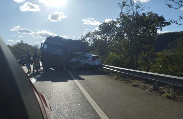  Colisão entre caminhão e carro na BR-135, no Piauí.(Imagem:Divulgação/PM-PI )