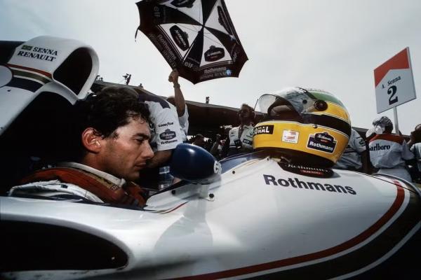 Ayrton Senna dentro de sua Williams, pouco antes da largada do GP de San Marino de 1994.(Imagem:Paul-Henri Cahier/Getty Images)