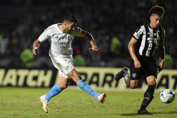 Suárez marcou três vezes sobre o Botafogo.(Imagem:Alexandre Durão / Grêmio)