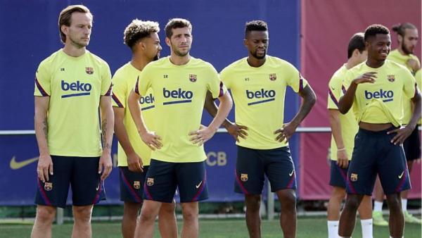 Barcelona revela que um jogador do elenco testou positivo para covid-19(Imagem:Reprodução)