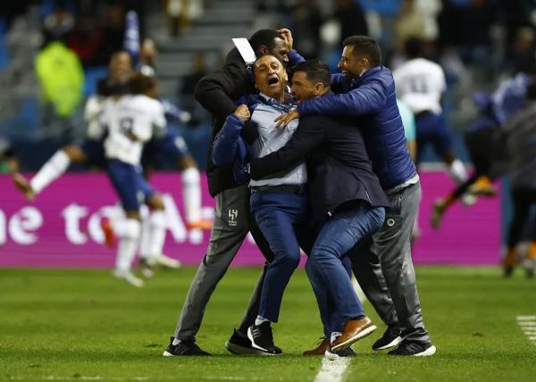 Ramón Díaz faz muita festa após a vitória do Al Hilal contra o Flamengo.(Imagem:Andrew Boyers/Reuters)