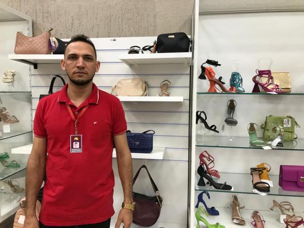 Wagner, colaborador do setor de calçados do Armazém Paraíba.(Imagem:FlorianoNews)