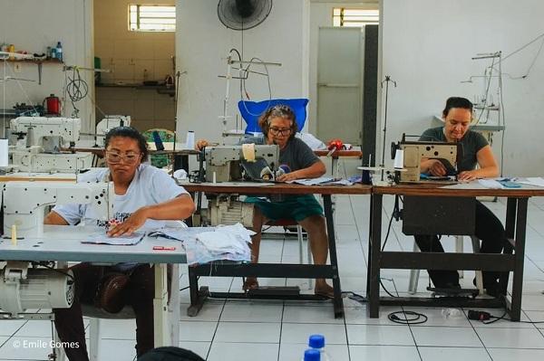  Projeto de combate à pobreza menstrual capacita mulheres para produção de absorventes ecológicos em Teresina.(Imagem:Emile Gomes/Reprodução )