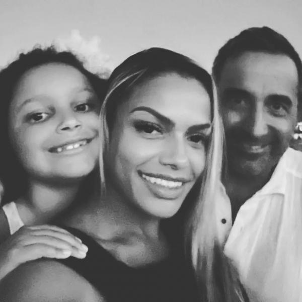 Quitéria Chagas, a filha, Elena, e o marido, Francesco Locati.(Imagem:Reprodução/Instagram)