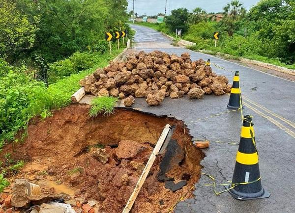 Os trabalhos são realizados pelas equipes de engenharia, conservação e manutenção do órgão responsável pela malha rodoviária piauiense.(Imagem:Reprodução)