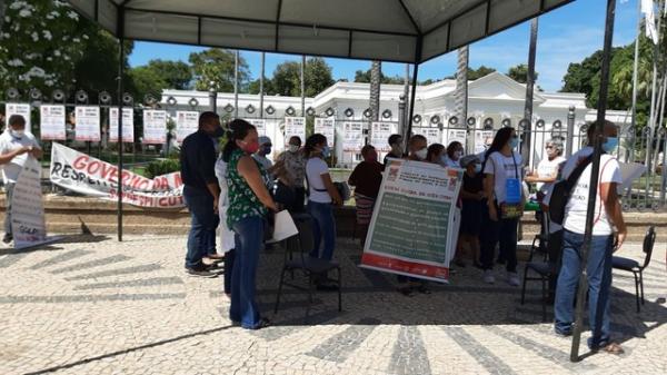 Representantes de categorias de profissionais da saúde se reuniram diante do Palácio de Karnak, no Centro de Teresina.(Imagem:Divulgação/ Senatepi)