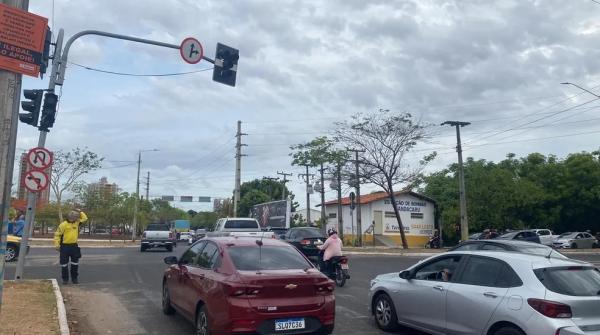 Semáforo sem funcionar no cruzamento das avenidas dos Ipês e Padre Humberto Pietrogrande, em Teresina.(Imagem:Viviana Cruz/TV Clube)