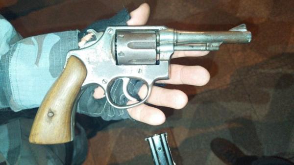 Arma encontrada com o suspeito de matar jovem que desapareceu após elogiar facção.(Imagem:Divulgação/Polícia Civil)
