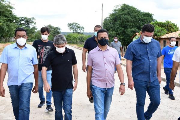 Prefeito Joel e deputado Francisco Costa visitam conclusão de obras na Comunidade Bonsucesso(Imagem:SECOM)