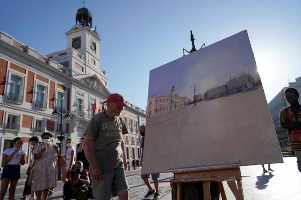 Antonio López se prepara para pintar na Puerta de Sol, famosa praça de Madri, no dia 05 de agosto(Imagem:Reprodução)