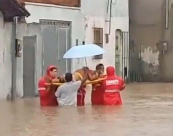 Idosa de 97 anos &eacute; resgatada ap&oacute;s casa ser invadida pela &aacute;gua em Floriano(Imagem:Reprodu&ccedil;&atilde;o)