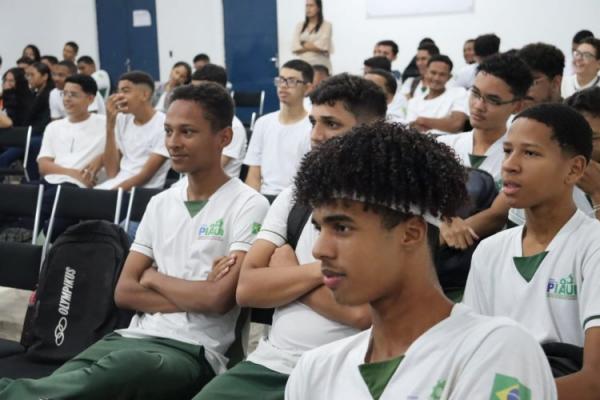 Bloco da Prevenção promove conscientização entre adolescentes sobre IST no CEEP Calisto Lobo.(Imagem:Secom)