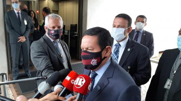 O vice-presidente Hamilton Mourão, no Palácio do Planalto, ao conceder entrevista à imprensa nesta segunda (26).(Imagem:Guilherme Mazui/G1)