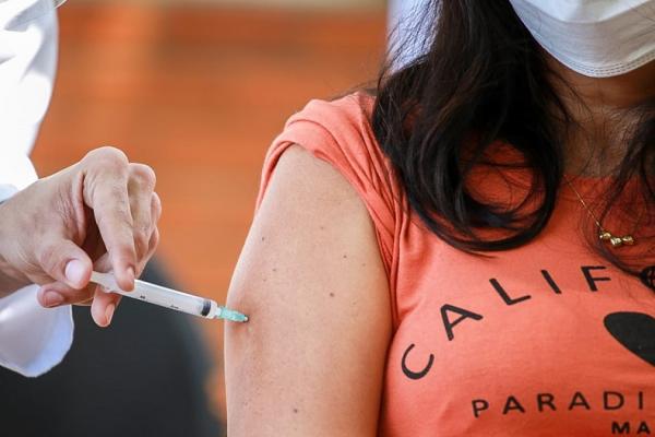 O Brasil registrou a aplicação de 422,2 mil novas doses de vacinas contra covid-19 neste sábado, 26. Com isso, o número de pessoas que receberam ao menos a primeira dose de imuniza(Imagem:Reprodução)