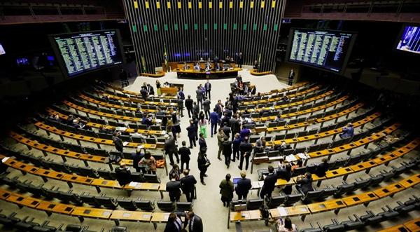 Tramita na Câmara dos Deputados um projeto de lei que assegura a relação trabalhista entre o motorista e a empresa dona da plataforma(Imagem:REUTERS/Adriano Machado)