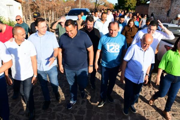 Poder Legislativo acompanha a entrega de mais seis ruas calçadas à população.(Imagem:CMF)
