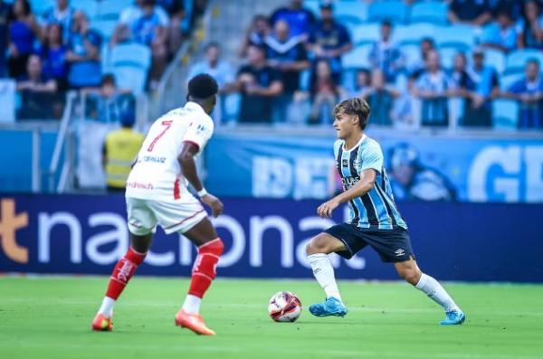 Tiaguinho vira sensa&ccedil;&atilde;o do Gr&ecirc;mio no in&iacute;cio de 2026 e negocia renova&ccedil;&atilde;o com o clube(Imagem:Lucas Uebel / Gr&ecirc;mio / Divulga&ccedil;&atilde;o)