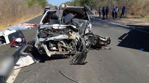 Três pessoas morreram e uma ficou gravemente ferida em acidente na BR-230 em Oeiras, Sul do Piauí.(Imagem:Divulgação/PRF)