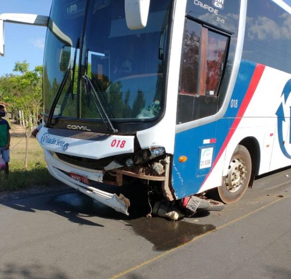 Jovem morre e idoso fica gravemente ferido após colisão entre motocicleta e ônibus em Miguel Alves.(Imagem:Divulgação)