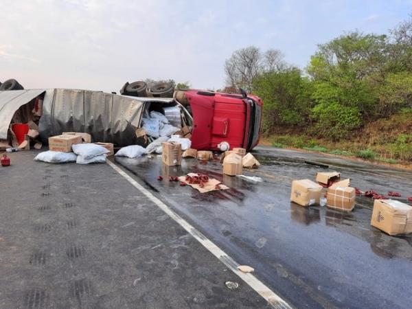 Motorista fica ferido após tombamento de carreta na BR-135, no Sul do Piauí.(Imagem:Divulgação PM-PI)