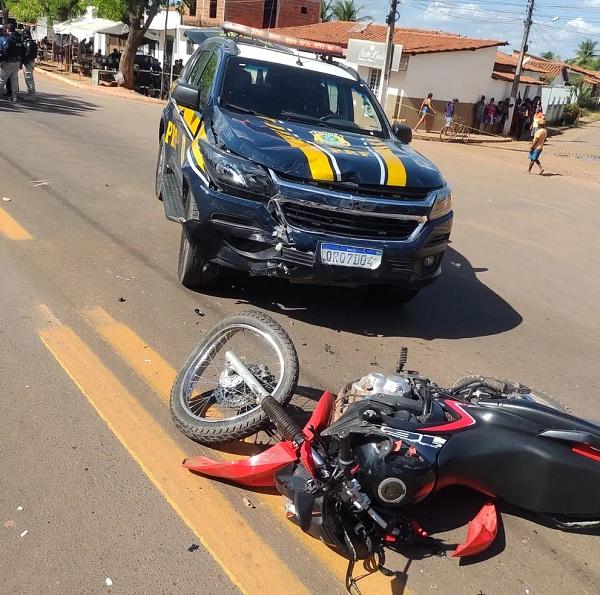  Viatura da PRF se envolve em acidente com moto no Sul do Piauí e motociclista tem as duas pernas quebradas.(Imagem: Reprodução )