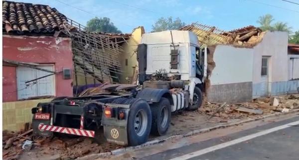 Carreta invade casa e bate em carro em acidente em Manoel Emídio no Piauí.(Imagem:Reprodução)