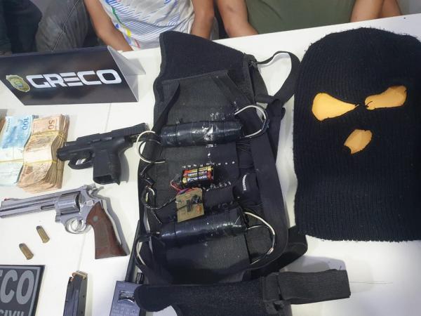 Colete com explosivos falsos utilizado durante sequestro em Teresina, no Piauí.(Imagem:Polícia Civil)